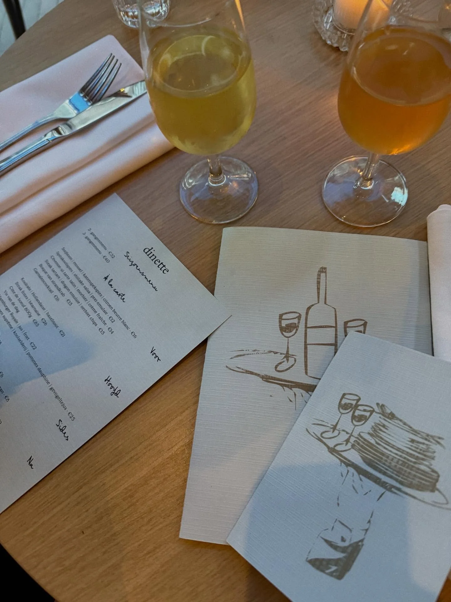 WIJNBAR
@dinette.cafe 
 
In de gezellige Tweede Tuindwarsstraat in de Jordaan vindt je Dinette (voorheen Bar Pif). Je kan er lekker buiten zitten en mensen kijken 👀. Meestal kan je er wel zonder reservering terecht. 
Aanrader was de oranje wijn van 
