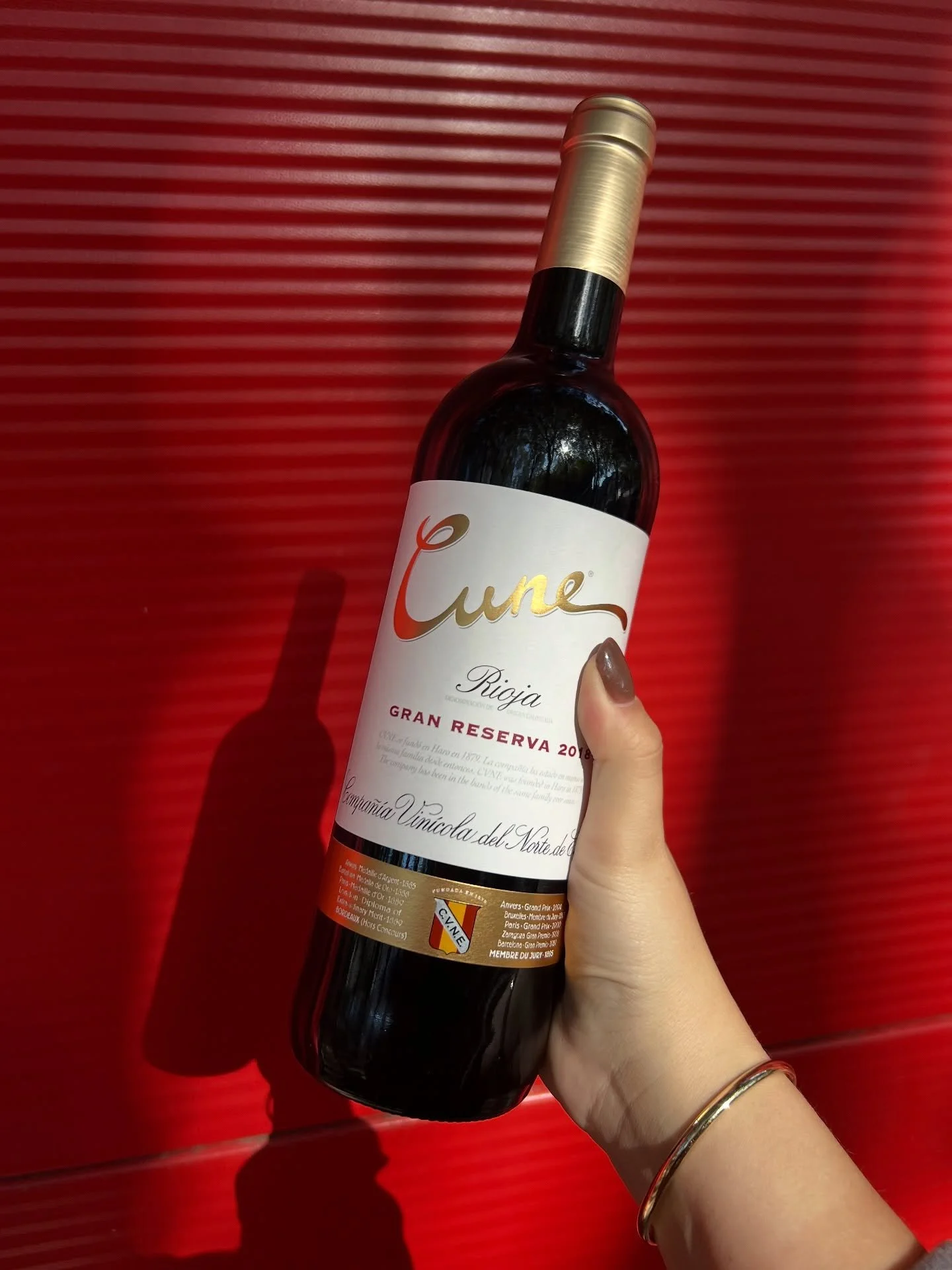 Wijntip van de week: Cune Rioja Gran Reserva

💰&euro;15,99 - Gall &amp; Gall
🍇 10% Graciano, 5% Mazuelo &amp; 85% Temperanillo 

De Gran Reserva staat bekend als de meest exclusieve wijn van de bodega: deze specifieke variant heeft eerst twee jaar 