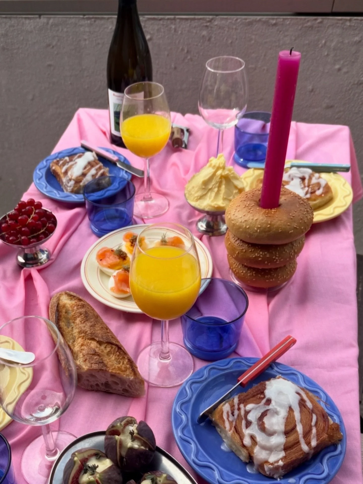 Struggles met een datum prikken? Een brunch-wijnclub kan natuurlijk ook! Wijn 🤝🏼 goede brunch 🩷

ps: vergeet je 🥯-kaars niet 
pps: de 🐝 was een paid actor