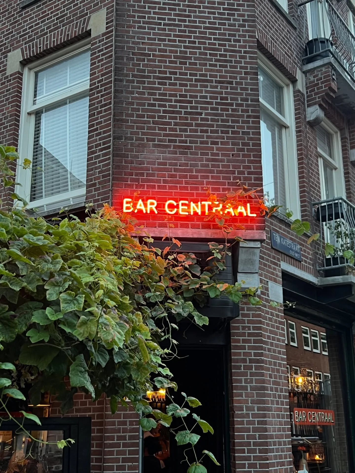 Helemaal op het einde van de Ten Katemarkt in Amsterdam Oud-West vind je Bar Centraal: al jaren &eacute;&eacute;n van onze favorieten ❤️
Ze serveren alleen natuurwijn en hebben een heerlijk (verwarmd) terras. Toch een beetje koud? Binnen is het ook g