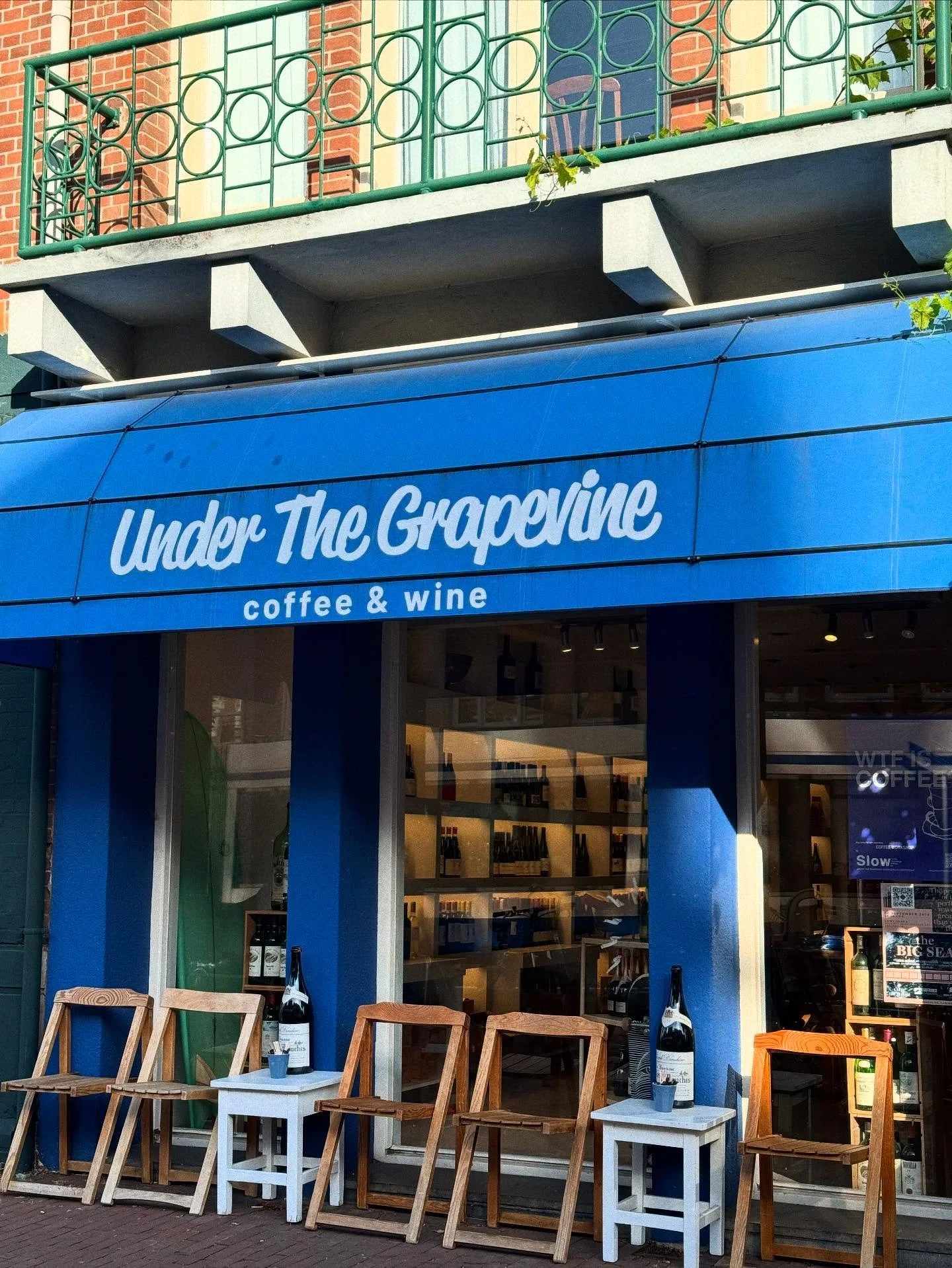 Wijnwinkel tip: Op de Overtoom vind je sinds februari Under the Grapevine, een  kobaltblauwe wijnzaak met een hip, modern interieur (lees surfplank aan de muur 🏄&zwj;♂️).
De eigenaar selecteert alle wijnen zelf en kan je perfect adviseren welke fles