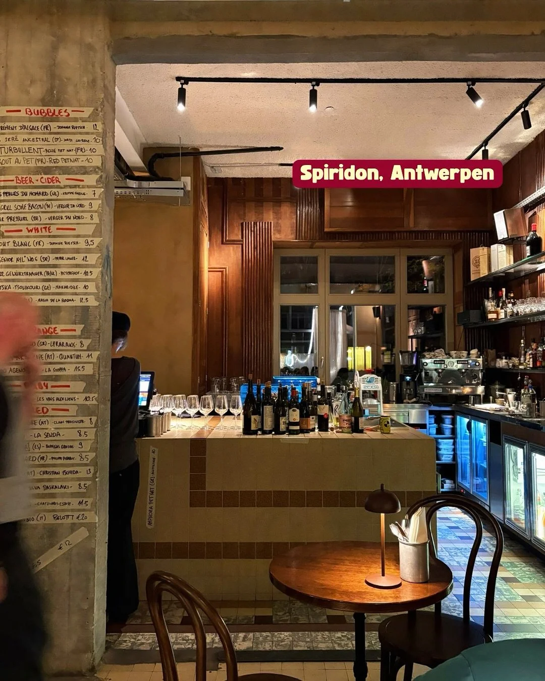 📍Spiridon, Antwerpen 

Zin in iets anders dan RVS interieur? Dan ben je bij Spiridon aan het goede adres! Het horecateam achter o.a. het populaire Fiskebar wilde zo dicht mogelijk bij de natuur blijven, met als resultaat een knusse wijnbar &amp; eat