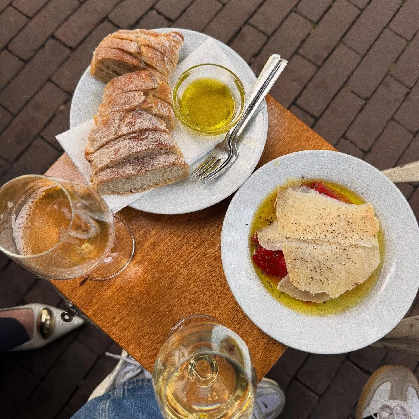 Wijnbar tip: Caf&eacute; Twee Prinsen in Amsterdam 🍷 Deze (natuur)wijnbar in de Prinsenstraat is van dezelfde eigenaren als Caf&eacute; Binnenvisser. De beste plek in de stad om mensen te kijken vanaf het terras op een zonnige dag! De net niet comfo