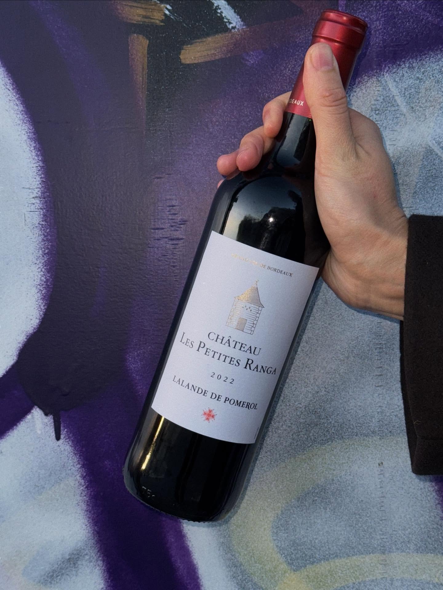 Ch&acirc;teau Les Petites Ranga 2022 🍷

Dit is een subtiele Merlot van de rechteroever. Hierdoor is het een soepele wijn met subtiele houttonen. 
Lekker bij een risotto of kaasplankje. De wijn is nu al smaakvol, maar over een paar jaar nog wat compl