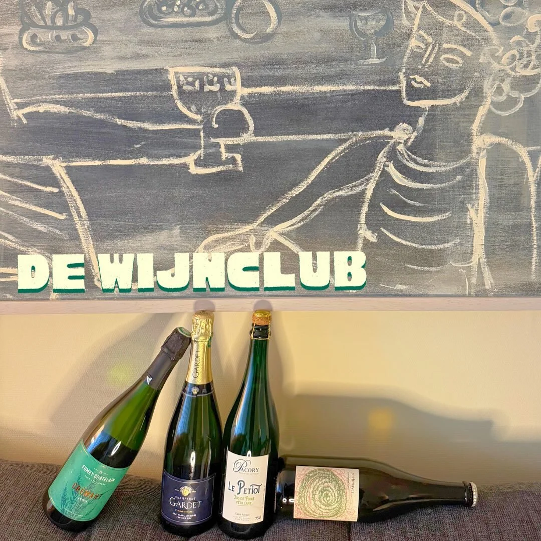 De maand december draait om bubbels! 🥂🎅🏼
Mousserende wijn dankt zijn bruis aan natuurlijke gisting, waarbij de druk in de fles kan oplopen tot de druk in een autoband. Hierdoor kan de kurk met bijna  50 km per uur van de fles afschieten. 🍾

In ee