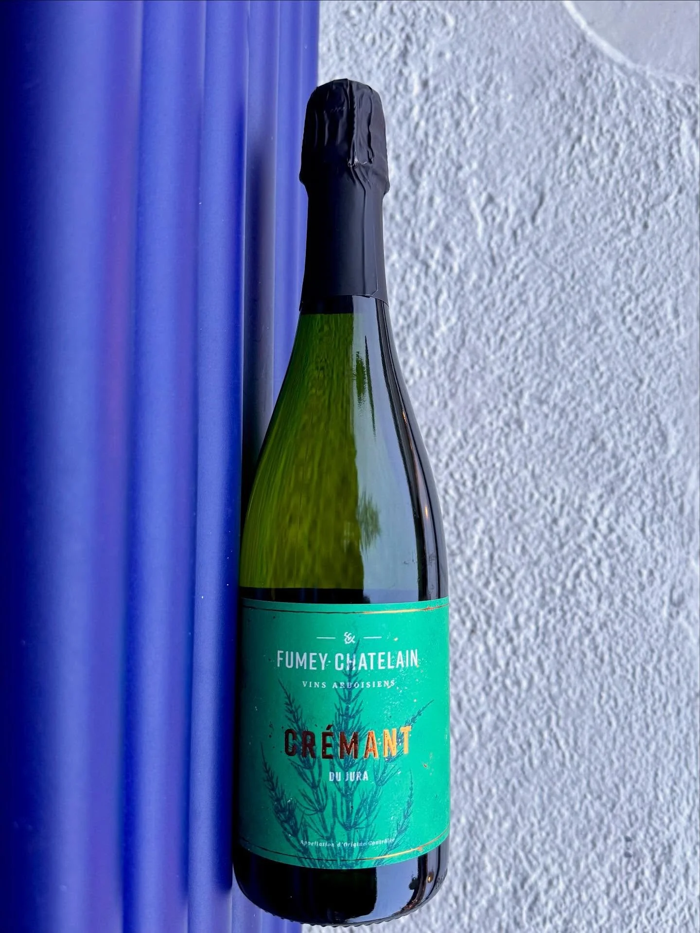 Deze cremant is van domaine Fumey-Chatelain in de Jura. 🇫🇷 Dit is een 30 jaar oud familiebedrijf, waar de wijnen op natuurlijke wijze worden gemaakt en ongeklaard en ongefilterd worden gebotteld. 
De cremant is 100% chardonnay. 🍇
Het bevat aroma&r