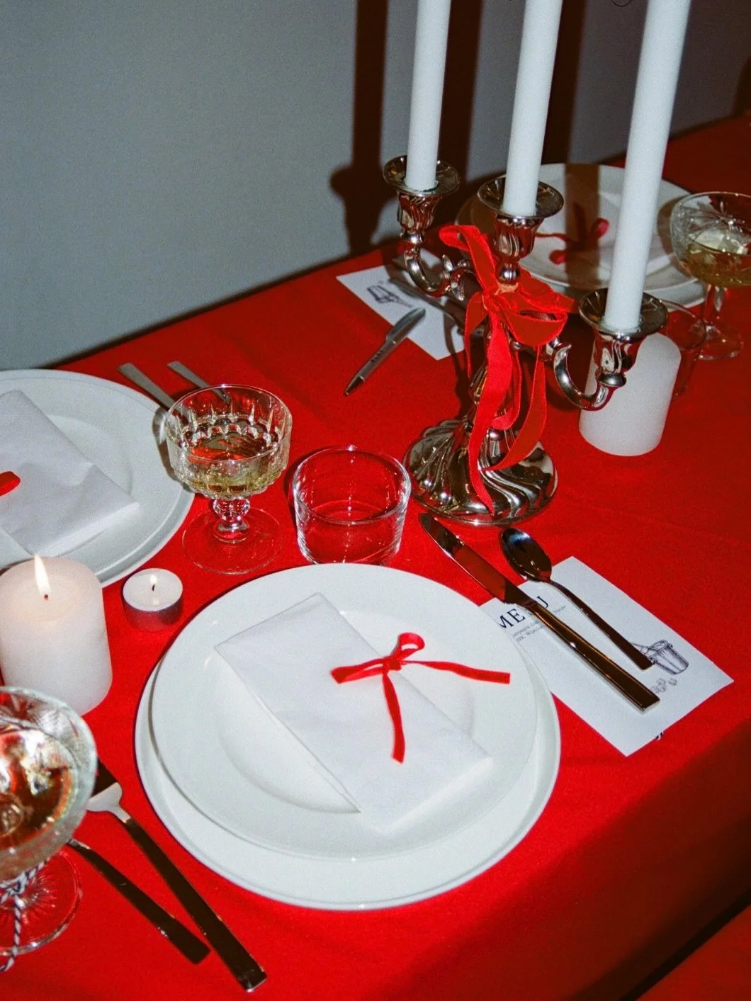 Nog geen plannen met oud &amp; nieuw? Verzamel je vrienden en organiseer een wijnclub champagne-diner!
Wij hebben dit 2 jaar geleden gedaan en het was de beste O&amp;N ooit! Uuuuurenlang tafelen met de mensen die je lief hebt, say no more. 🫶🏼

Laat