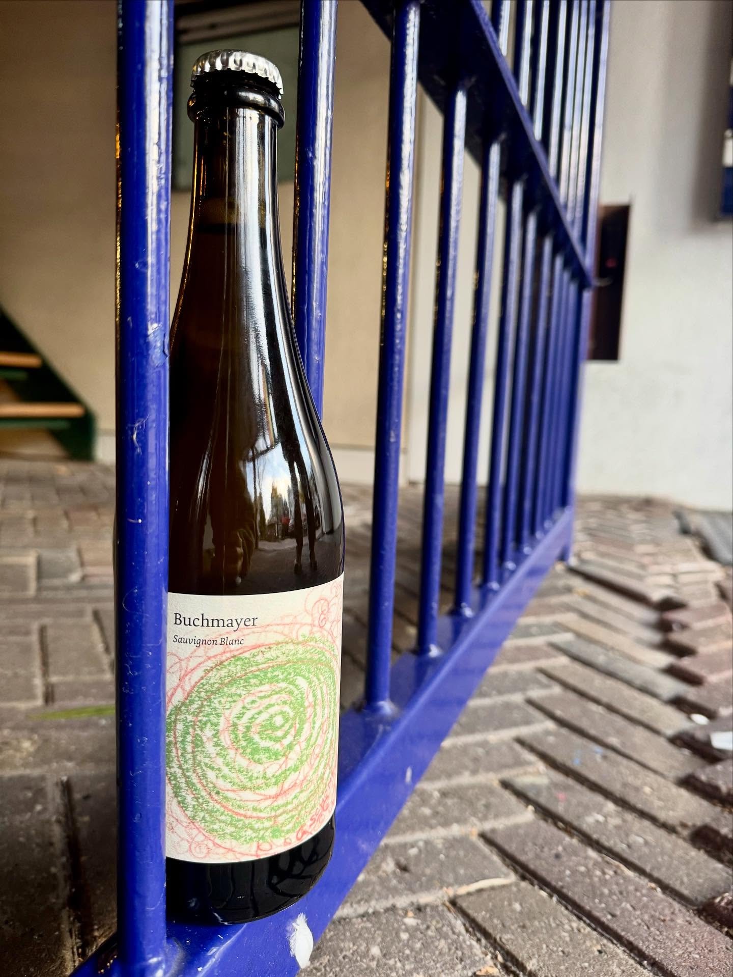 De eerste pet nat van grapedistrict: Buchmeyer Pet Nat uit Weinviertel in Oostenrijk. 🇦🇹 Deze biologische Sauvignon Blanc wordt op de traditionele petillant naturelle manier gemaakt, waarbij de wijn gebotteld wordt voordat de gisting met de natuurl