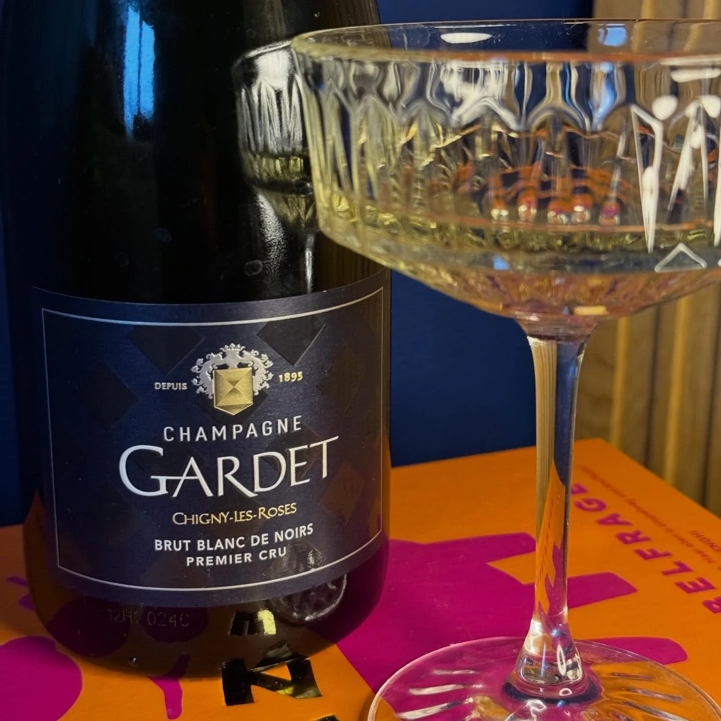 Nog op zoek naar een bubbel voor de nieuwjaarsborrel? Probeer de Blanc de Noirs van Gardet! ✨ Gemaakt van 60% pinot noir en 40% meunier uit Premier-Cru wijngaarden in Hautvillers, vlakbij Epernay. 🥂
Aroma&rsquo;s van aardbei en framboos, in de mond 