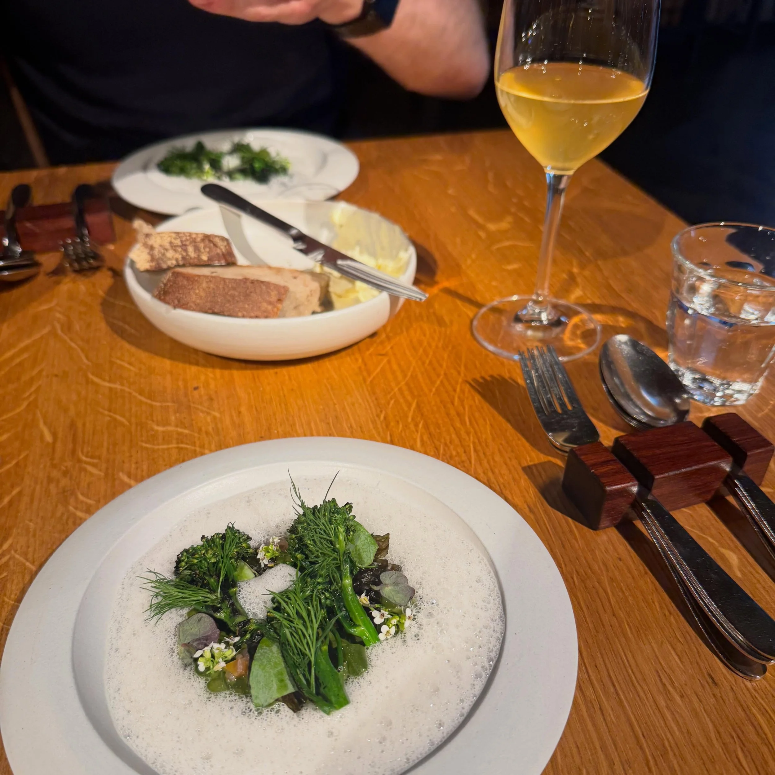 📍Restaurant tip: Choux
Als Mara deze plek een 10 geeft dan moet je hier natuurlijk langs en w&aacute;t is het lekker. Gezellige informele plek in de buurt van het centraal station. 

De gerechten hebben bijzondere smaken met groenten in de hoofdrol.