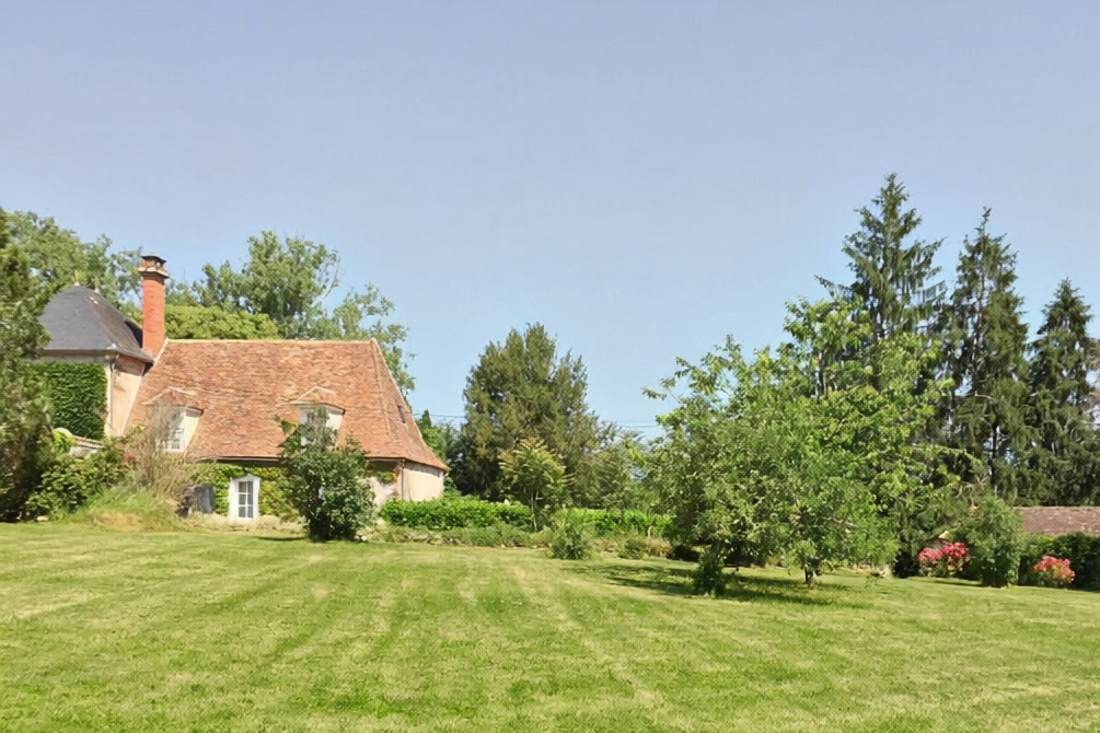 Exterior of Tabary Gatehouse holiday cottage and lawn