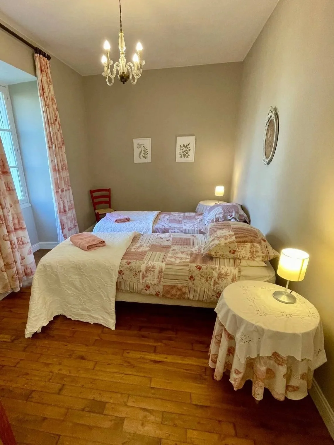 Twin bedroom in Tabary Gatehouse