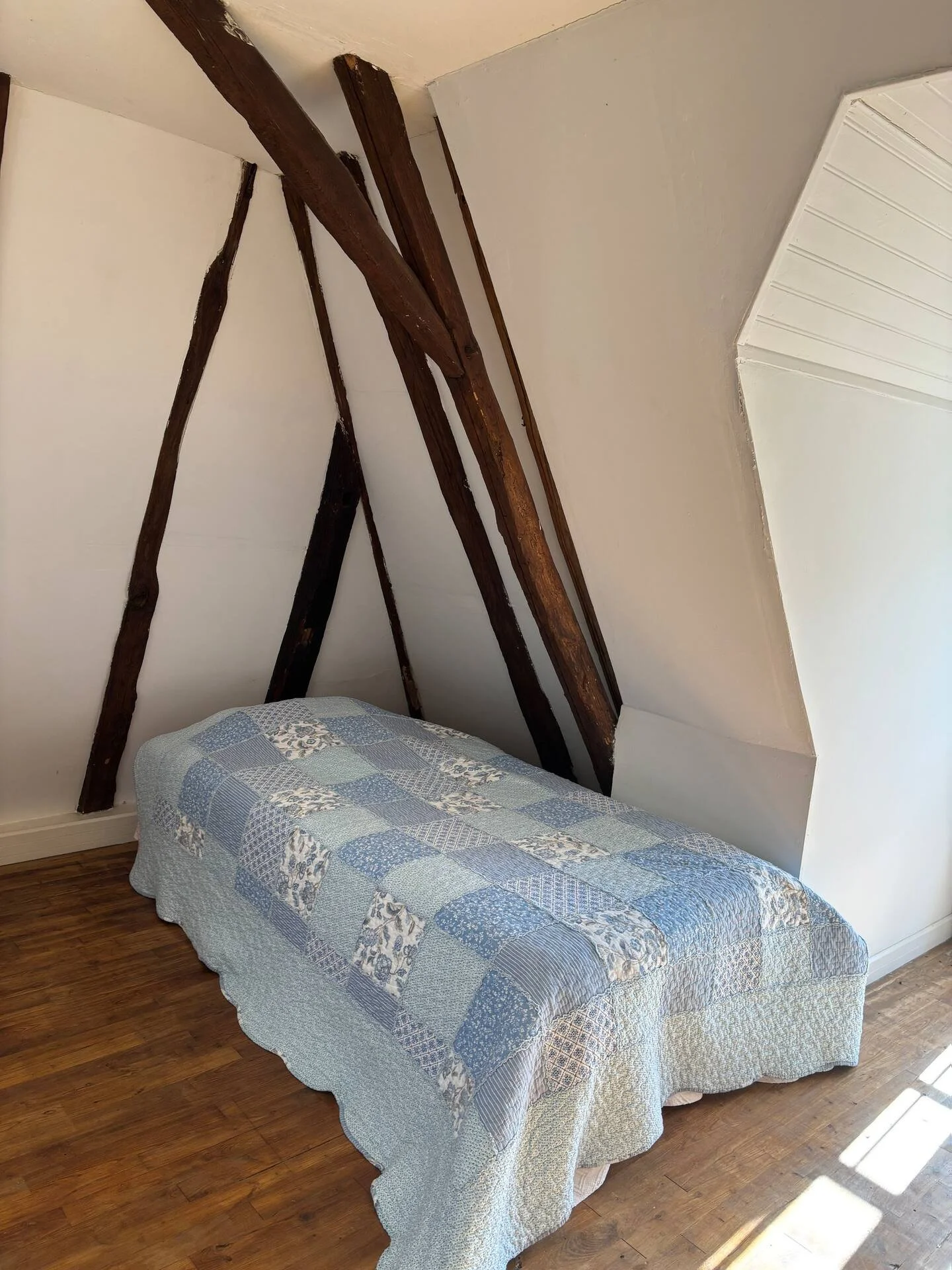 Single bed in Tabary Gatehouse