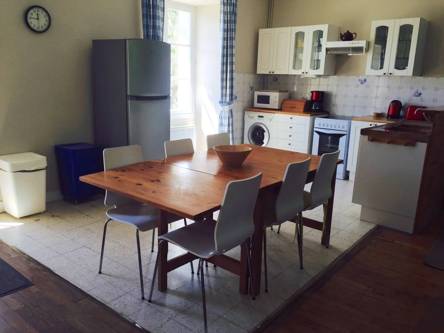 Kitchen with dining table in Tabary Gatehouse