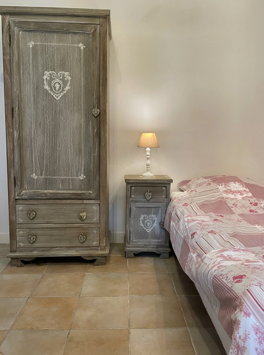 Twin bedroom in Tabary Dovecote holiday cottage