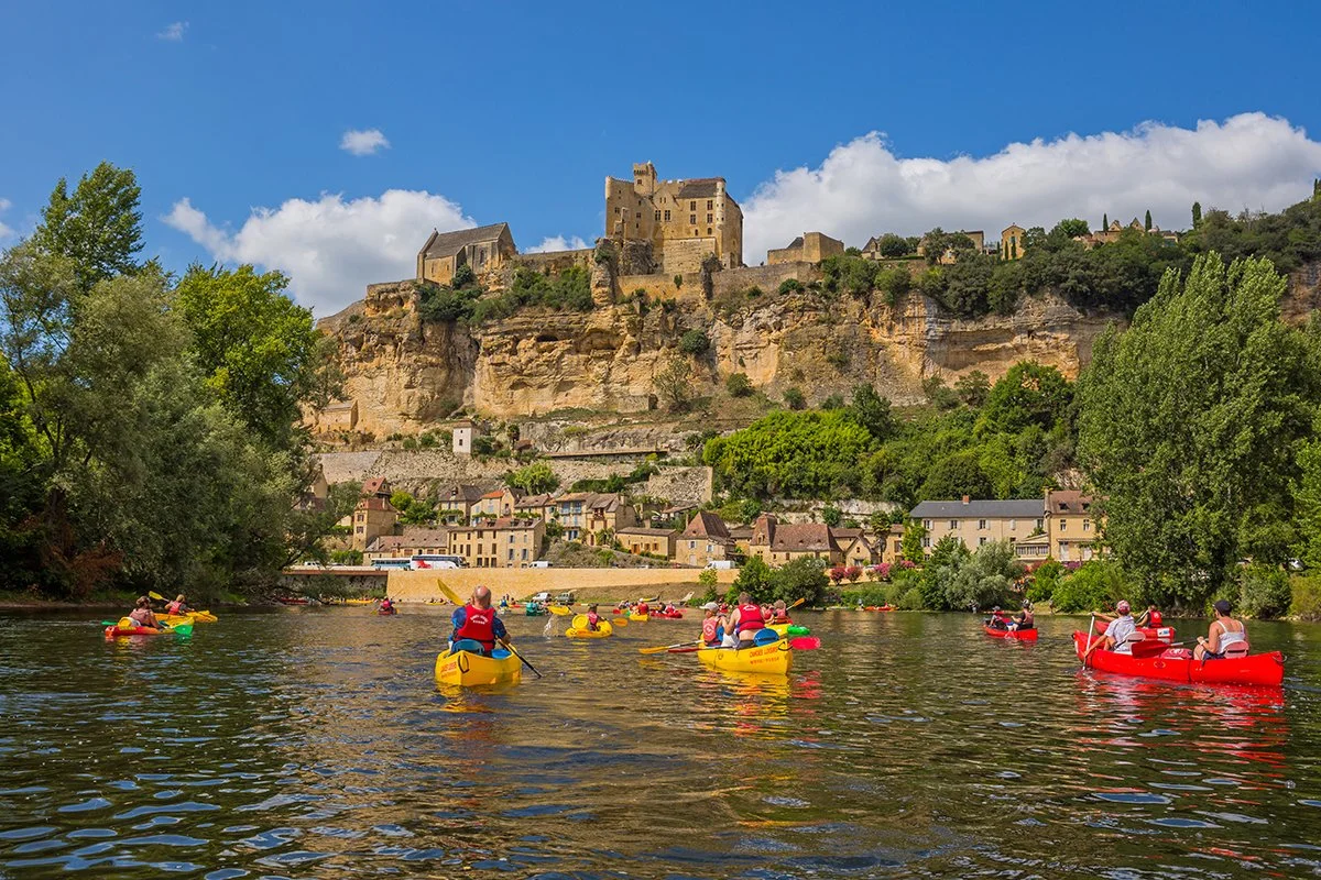 Family canoeing in the Dordogne