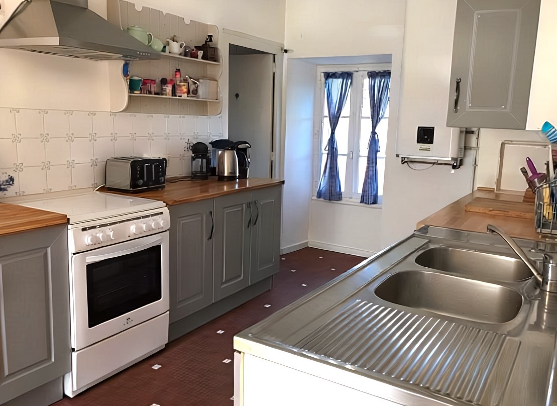 Well-equipped kitchen for self-catering in Tabary Farmhouse holiday cottage