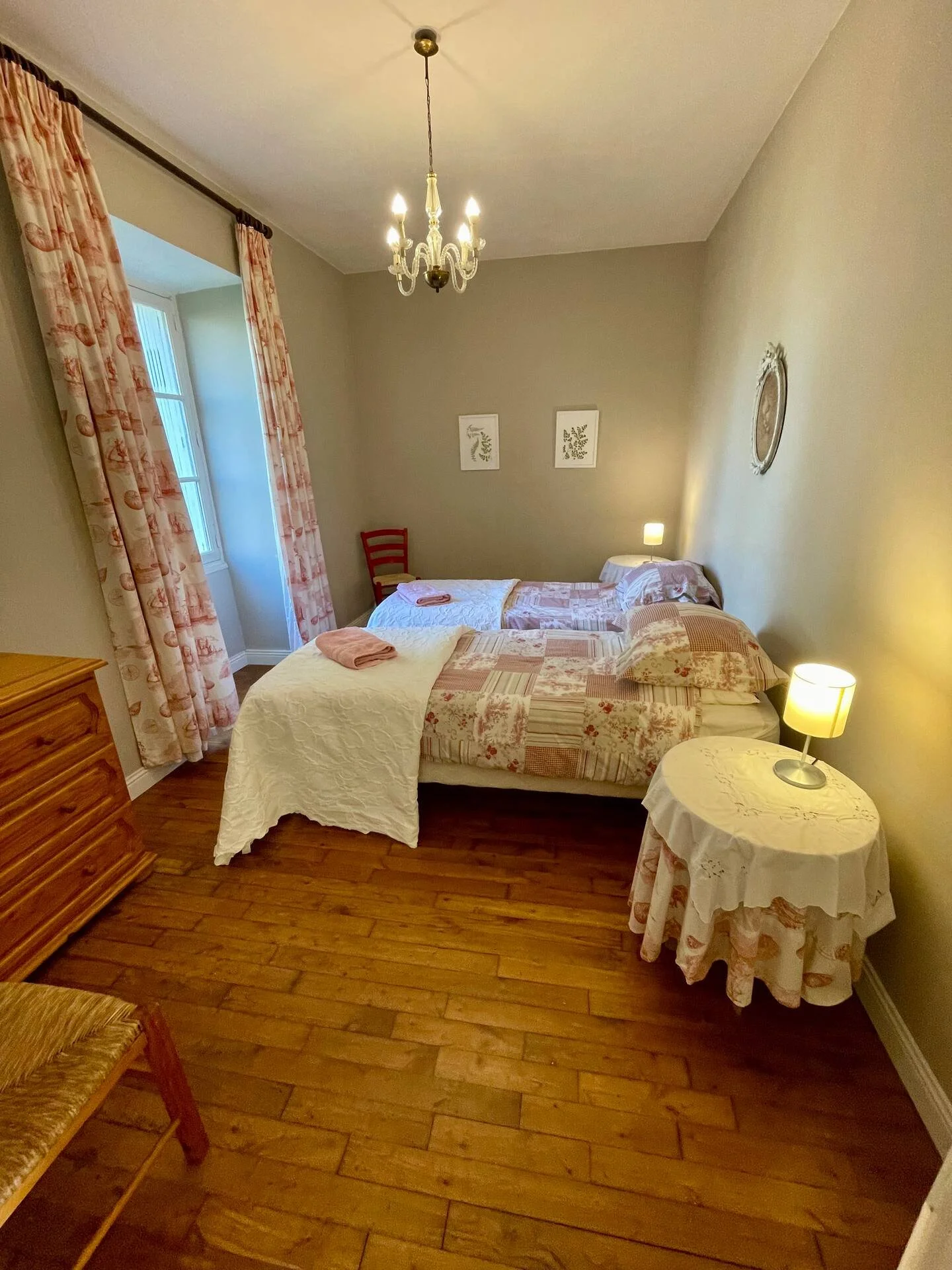 Twin bedroom in Tabary Gatehouse