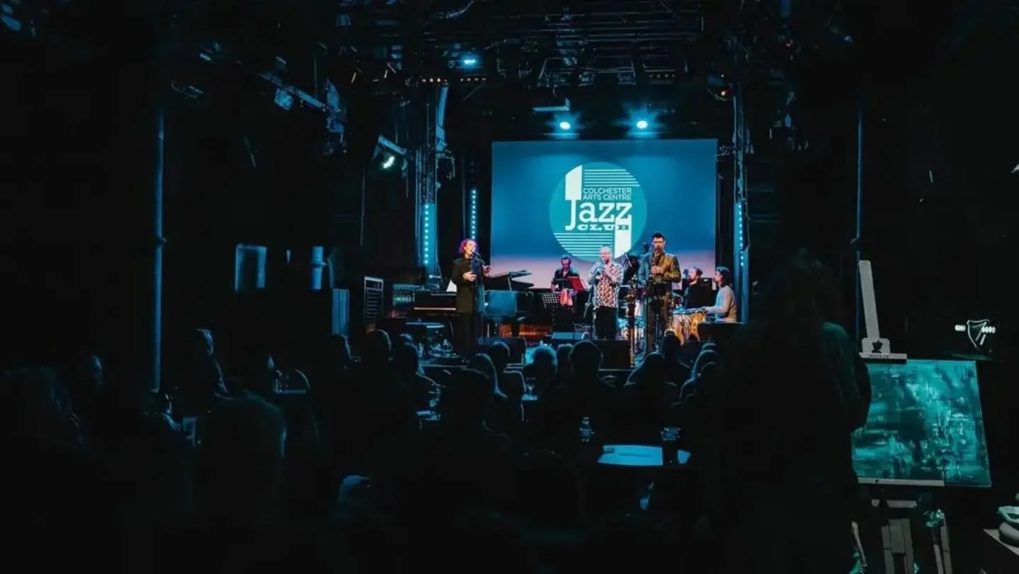 Pure magic in the room last night at @colchartscentre with @fifi_ross and her band. If you're interested in having a live paint narration at your venue or for your next event, get in touch via DM or at www.temperleyart.com link in bio

'Pirates In Pa