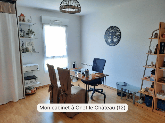 Mon bureau où je vous reçois en consultation individuelle pour un thème en Numérologie, une séance de coaching de vie ou un accompagnement avec la méthode Vibraction à Onet-le-Château (12).
