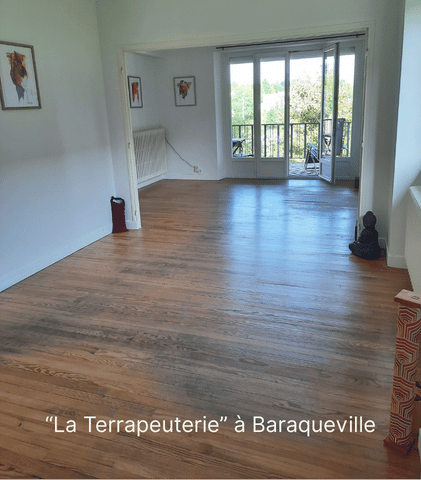 Salle de yoga et danse pour des séances FlowNergy à la Terrapeuterie de Baraqueville Aveyron 12 un mercredi par mois avec Stéphanie Ricard d'O Souffle d'Ostara