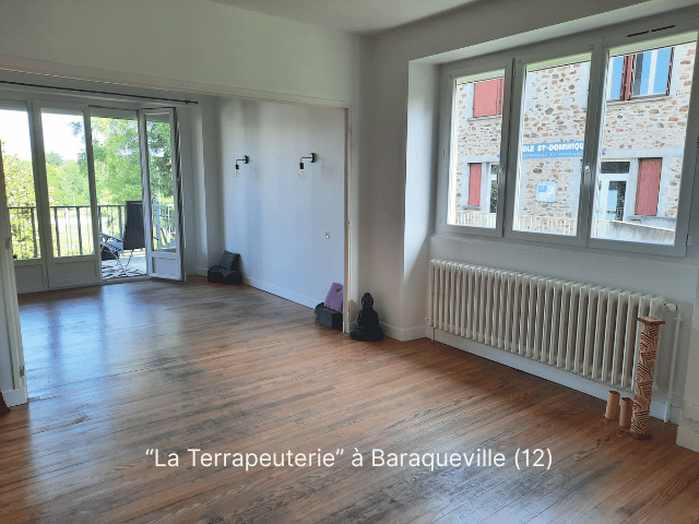 Salle de yoga de la Terrapeuterie à Baraqueville Aveyron 12 pour des cours collectifs de FlowNergy avec Stéphanie Ricard d'O Souffle d'Ostara