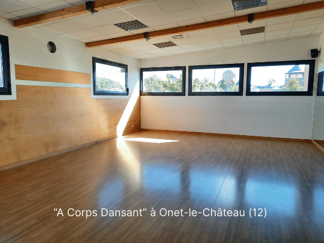 Salle de danse à Onet-le-Château en Aveyron 12 pour les cours collectifs de FlowNergy (yoga, danse intuitive, respiration...) avec Stéphanie Ricard d'O Souffle d'Ostara