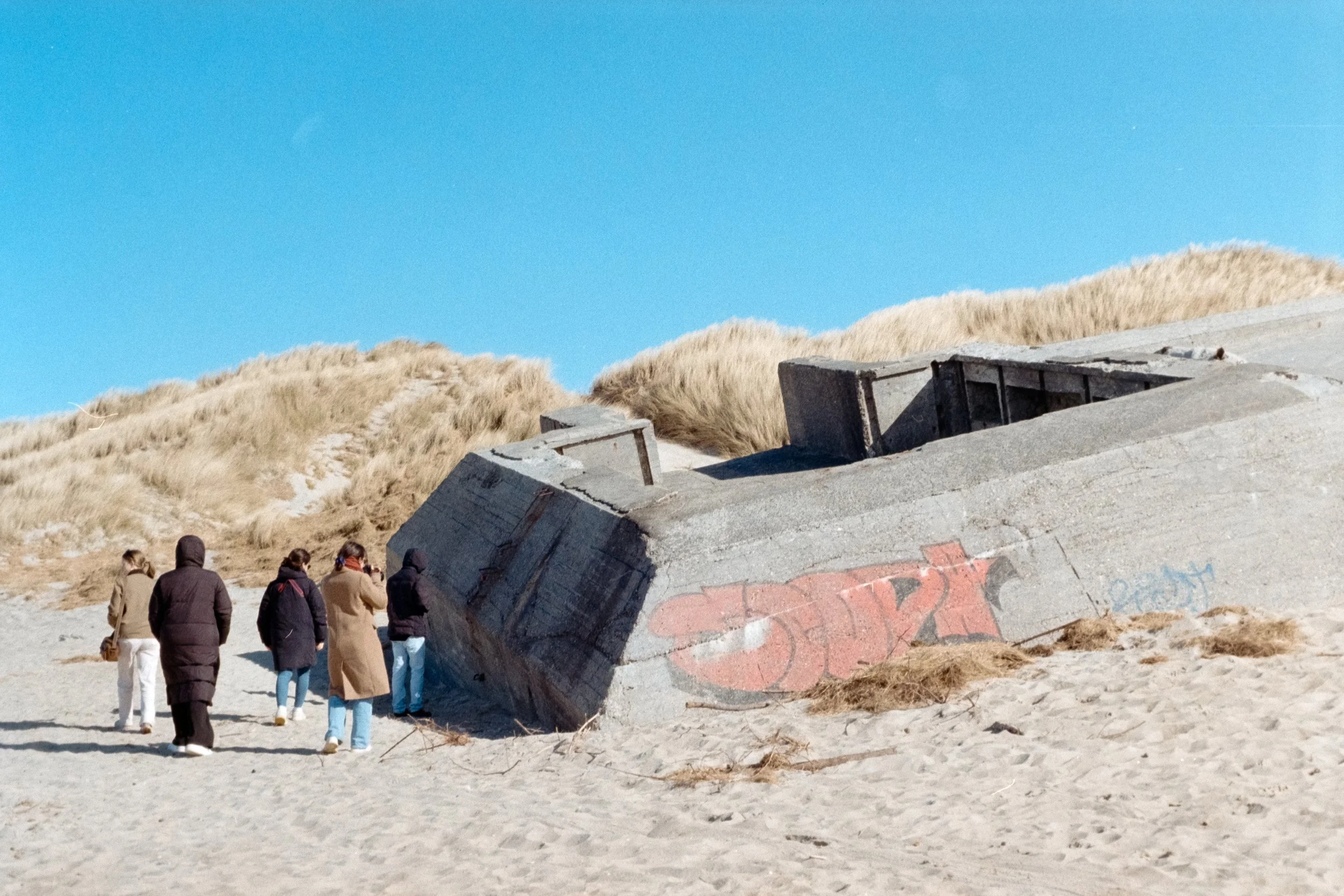 Analoge Fotografie von Bunker in den Dünen von Søndervig in Dänemark.