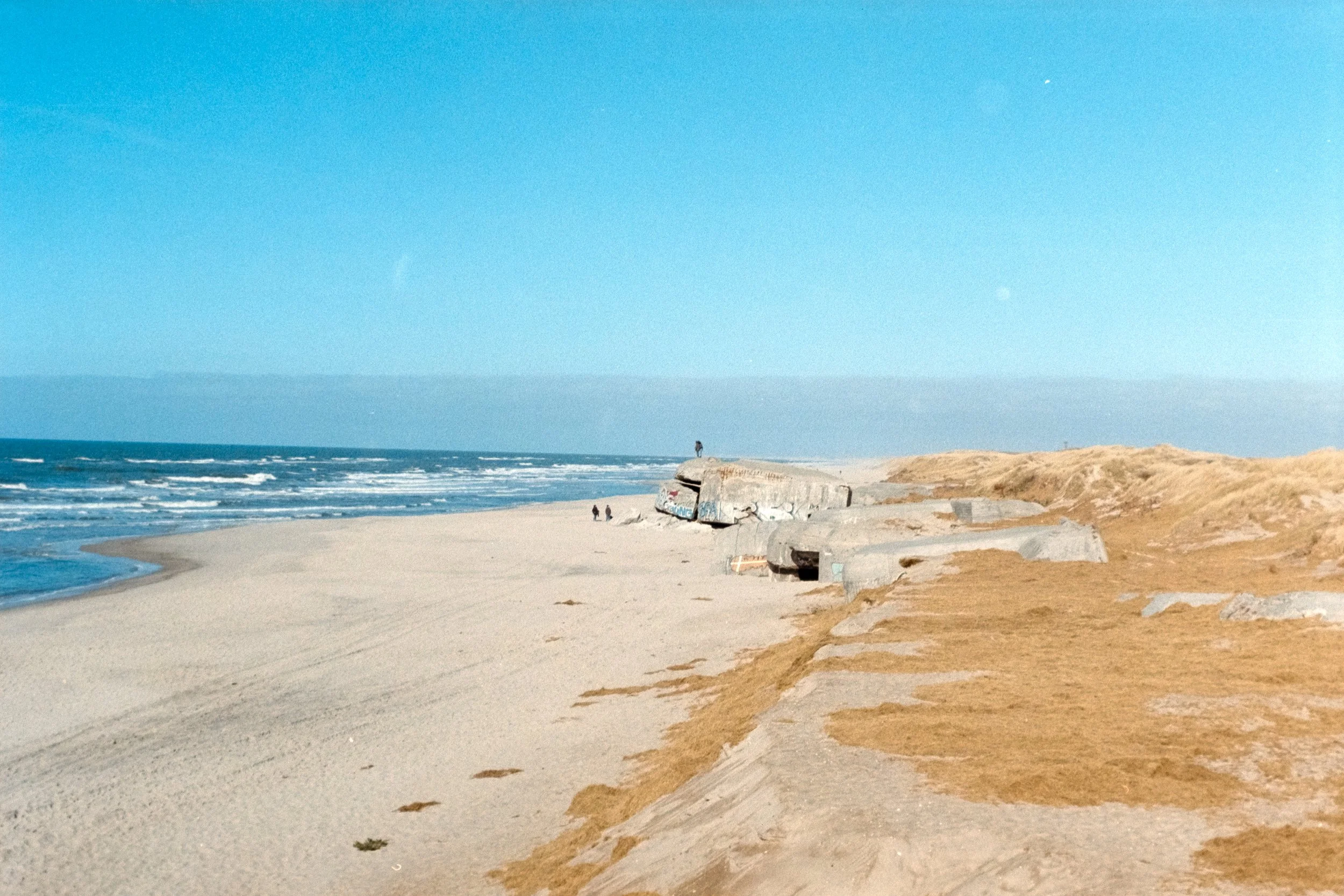 Analoge Fotografie von den Bunkeranlagen am Strand von Søndervig, Dänemark.