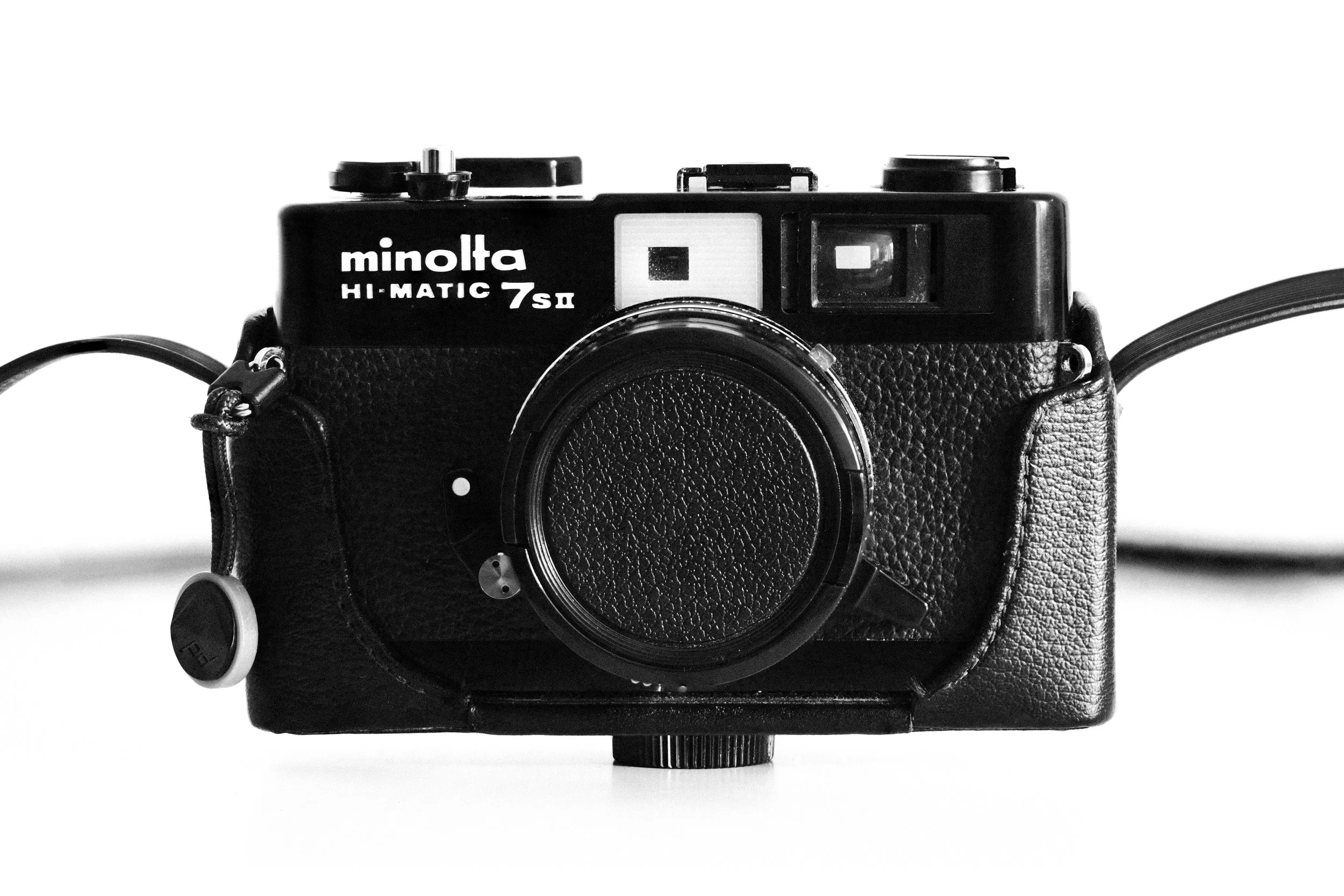 zu sehen ist eine Abbildung in schwarz-weiß einer Minolta Hi-Matic 7sII