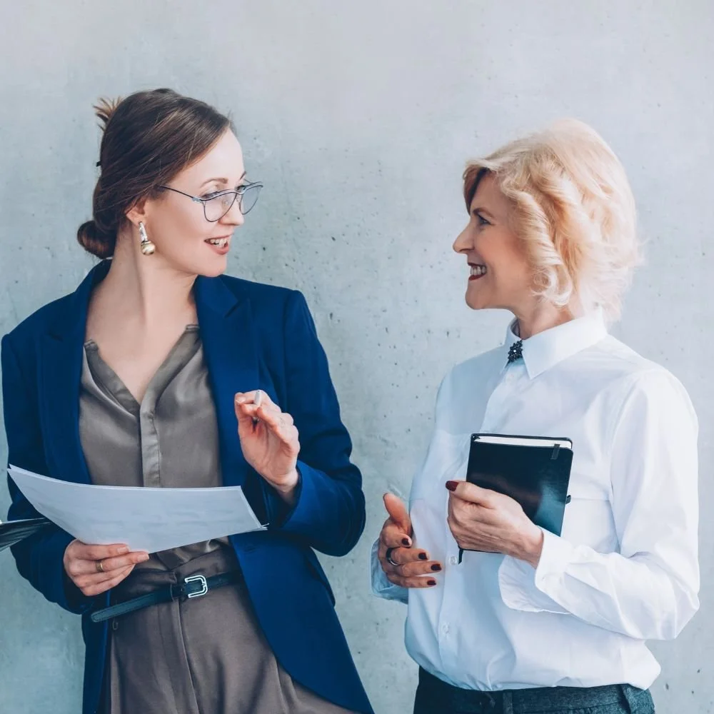 Zwei Frauen im fachlichen Austausch – Lernen durch Anwendung und gemeinsame Reflexion