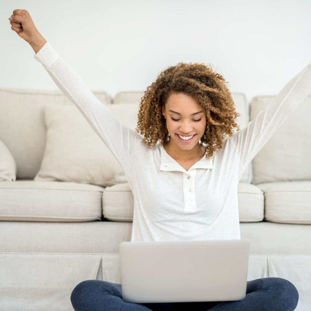 Teilnehmerin freut sich über erfolgreichen Abschluss einer anspruchsvollen Ausbildung im Online-Lernen zur Wechseljahresberaterin