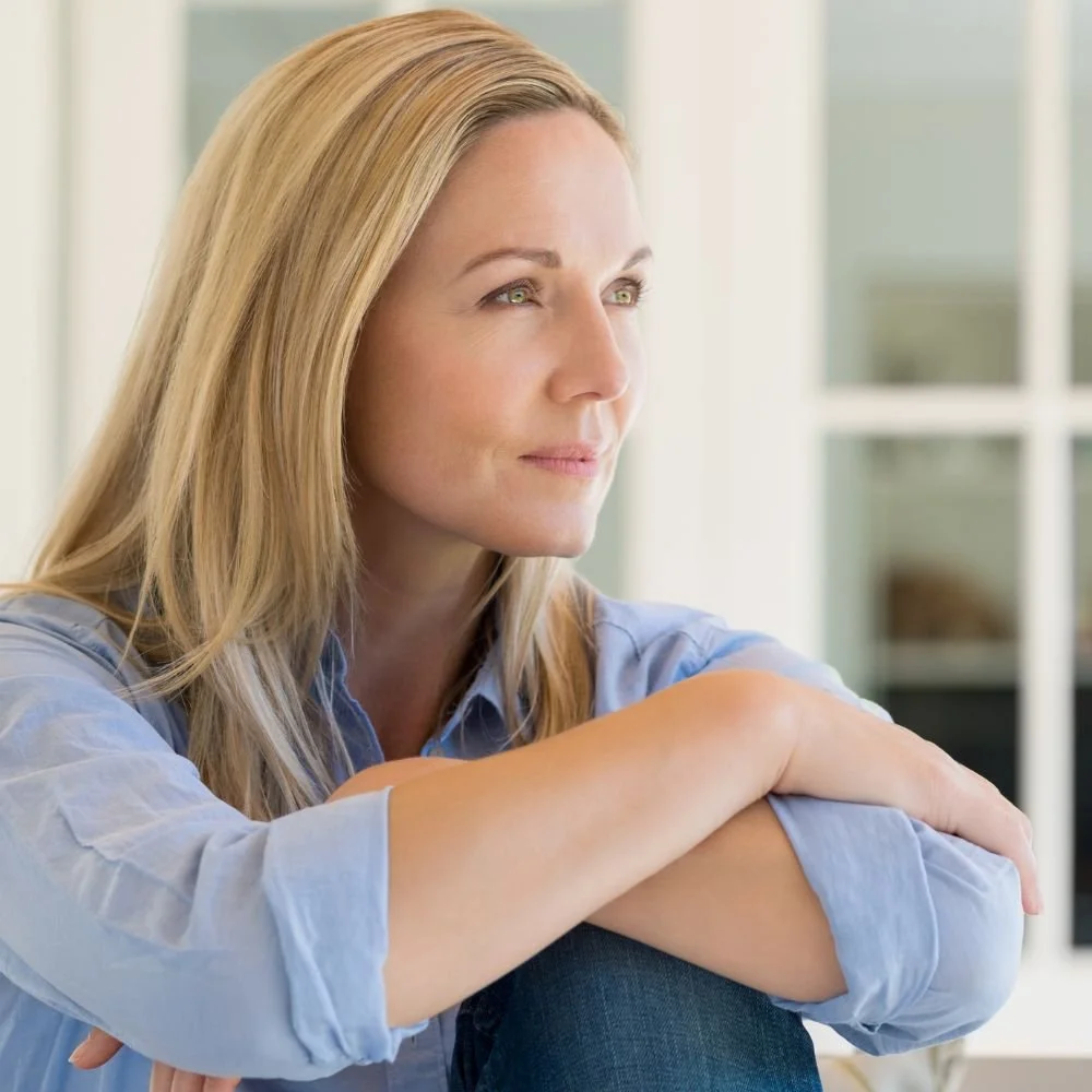 Frau in ruhiger Haltung – symbolisiert ganzheitliches Denken und fundiertes Verständnis von Wechseljahreszusammenhängen