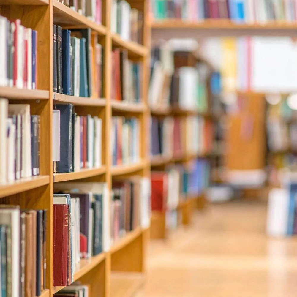 Bibliothek als Symbol für fundiertes, evidenzbasiertes Wissen zu den Wechseljahren