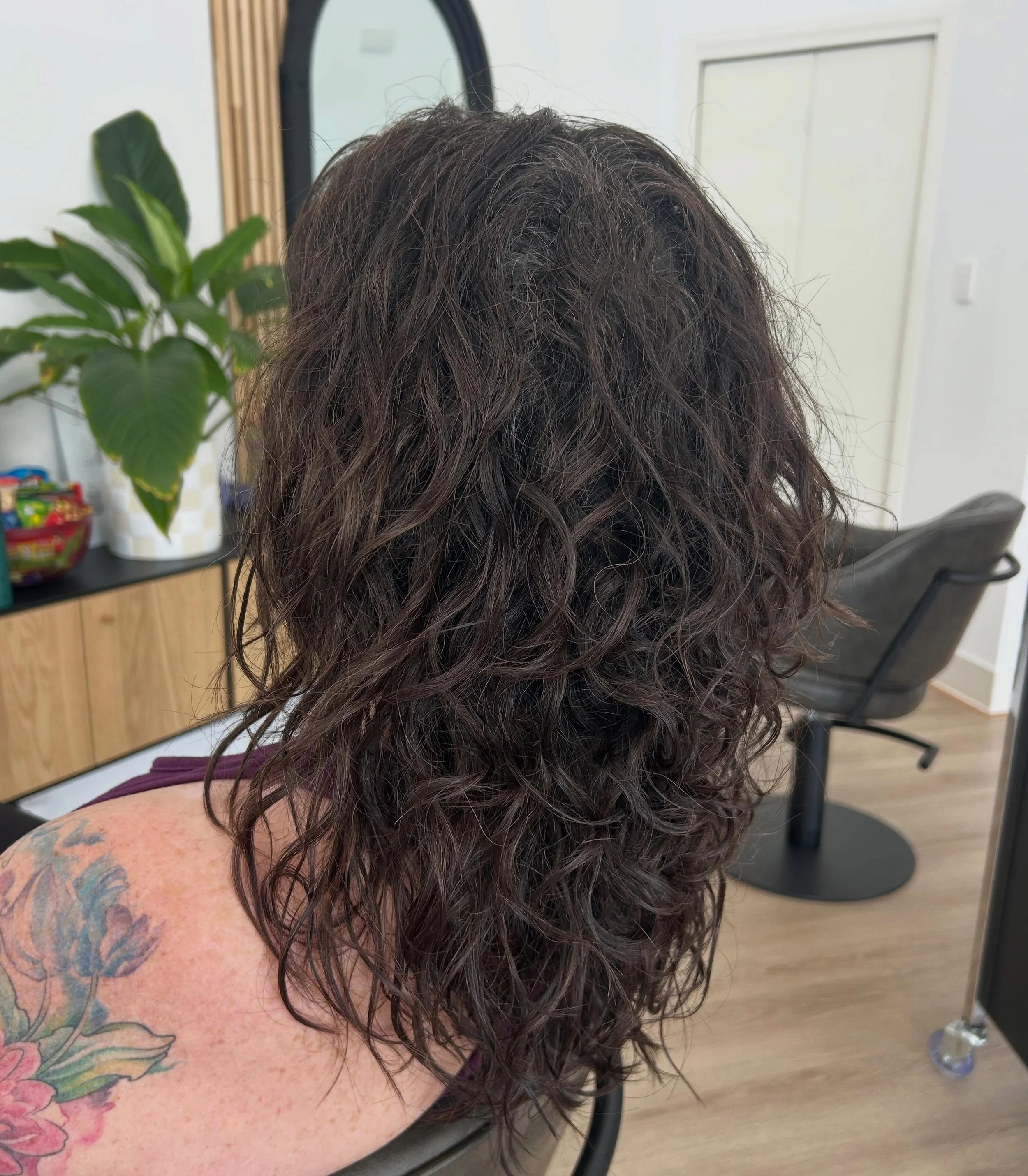 Wow, what a transformation. 

Sometimes it&rsquo;s not always about going lighter to cover those natural sparkles.
It can be as simple as just blending them so they are less obvious. 

Styled with the @lohy.curls range as followed;
- Drench and quenc