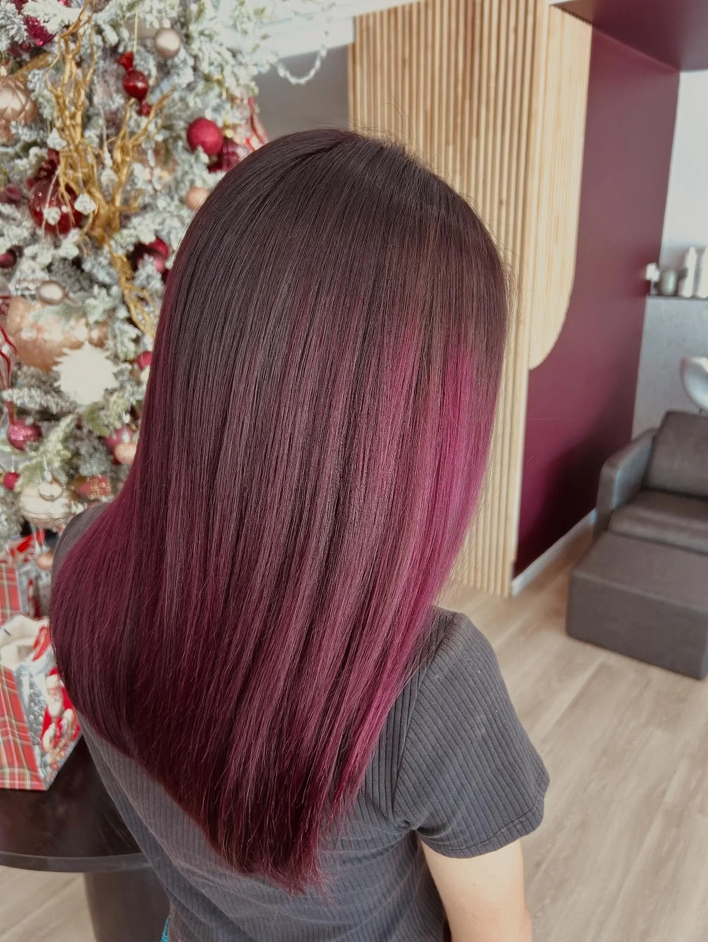 Only 5 weeks until Christmas 🎄 

Book your freshen up before the silly season is upon us 
#brisbanehairdresser #hairenvy #mulberryhair #freshends✂️ #haircolourist