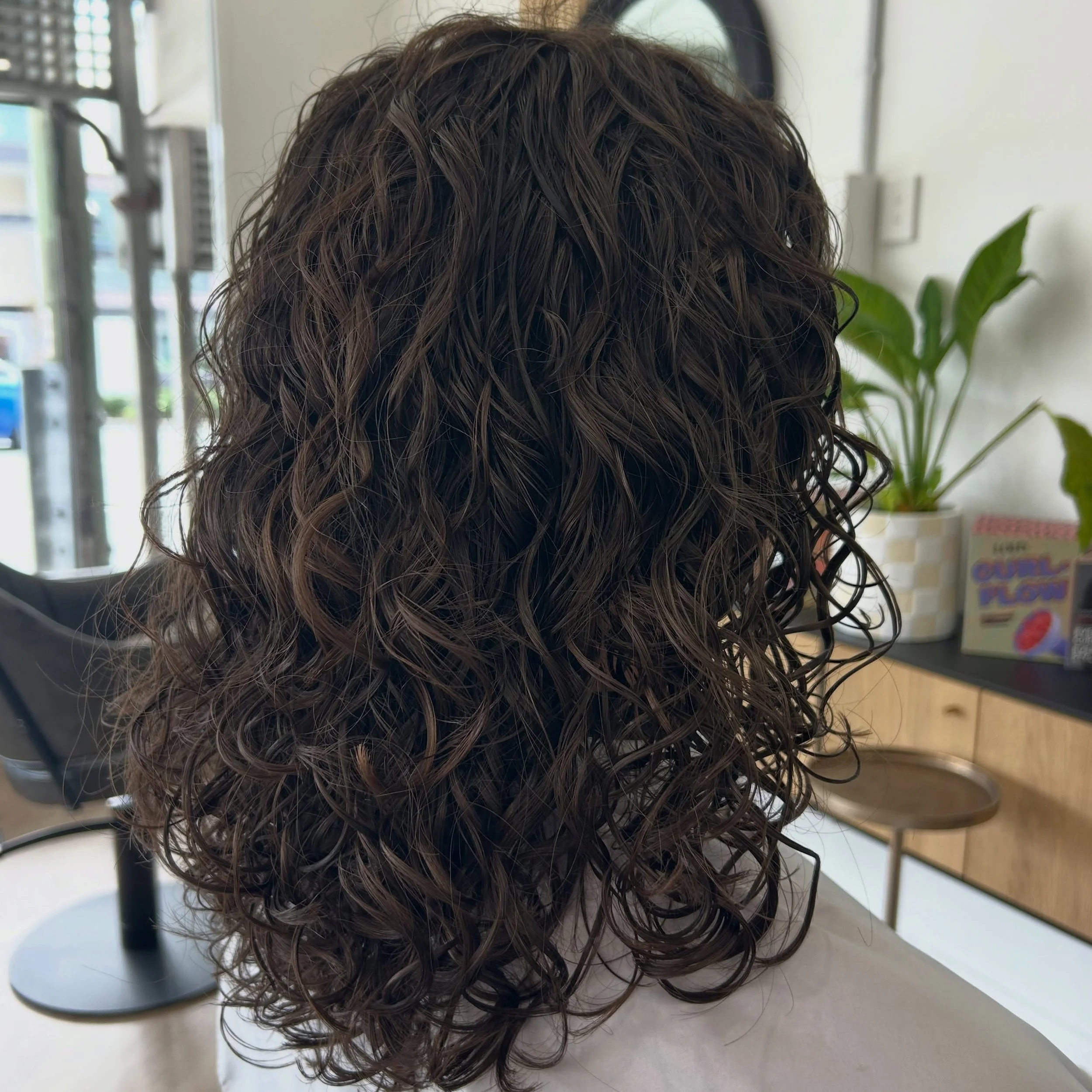 Texture doing what texture does best. 🖤

No forcing, no fighting, no trying to make every curl behave the same.

A curly cut is about working with the natural movement of the hair creating shape, removing weight where it needs it, and giving each cu