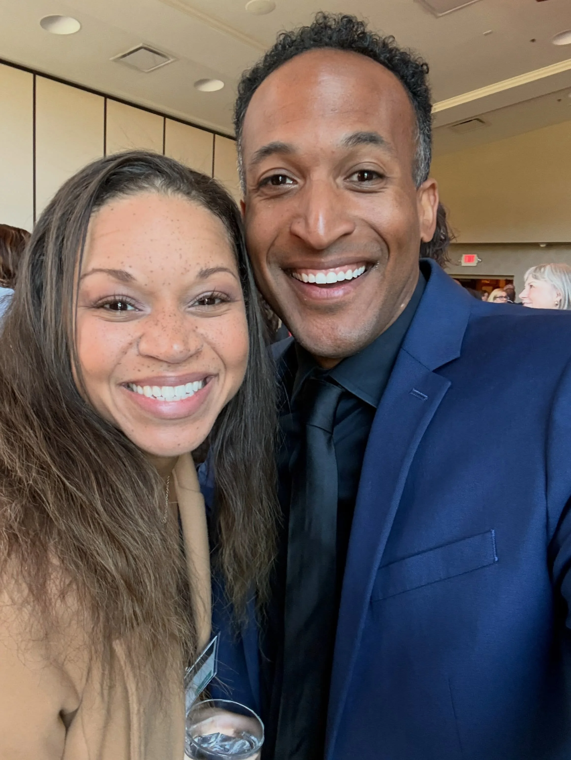 So cool bumping into my friend &amp; fellow author Jamie Johnson. Whenever I ran into a snag I couldn&rsquo;t shake she held it down for me! @red_n_freckles You da best!! Thank you!!!!

#writershelpingwriters #writerssupportingwriters #writersfolloww
