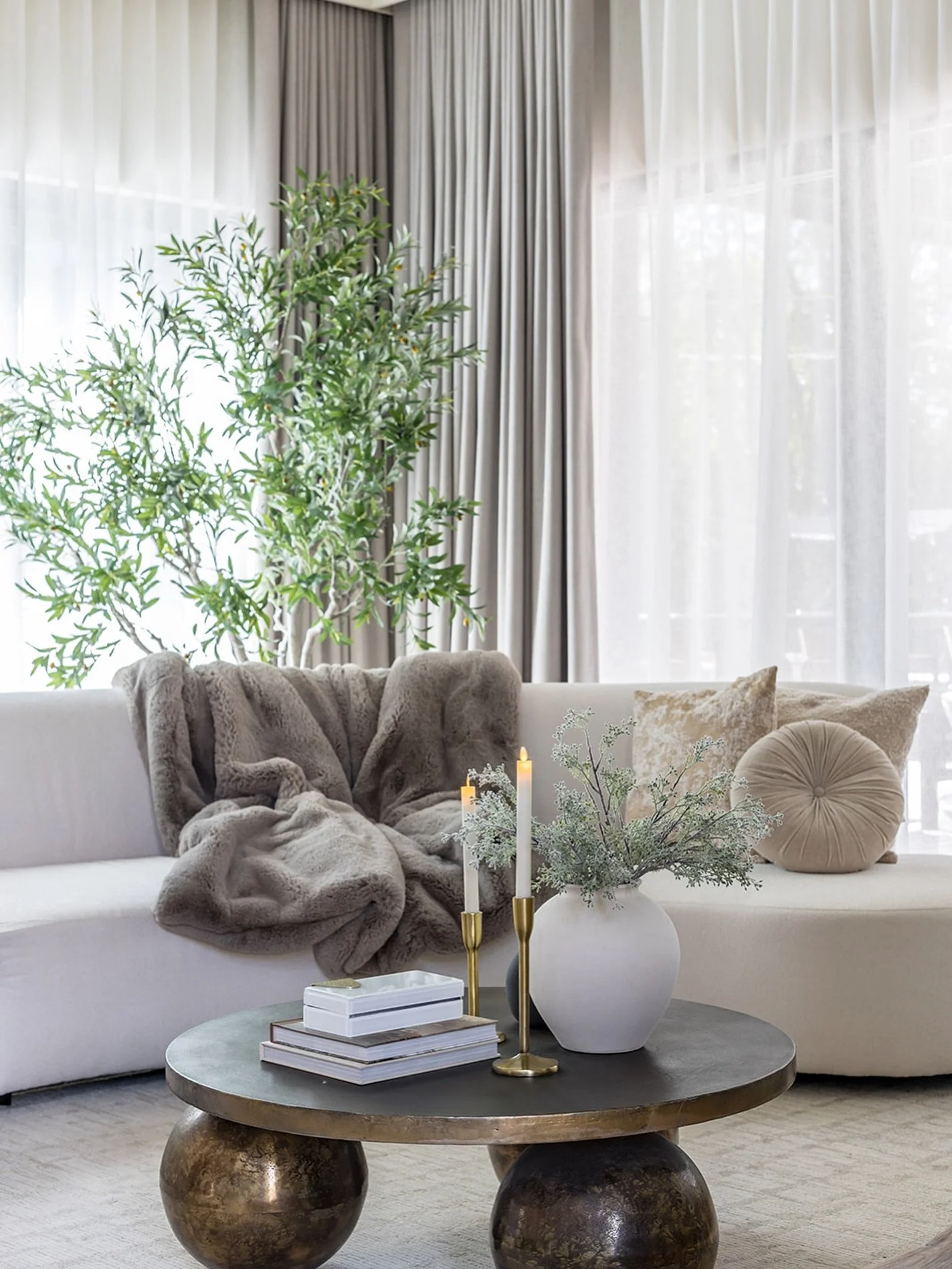 Cozy elegance: where soft textures, warm candlelight, and natural greenery meet serene minimalism.

Builder: @momenthomes 
Photography: @ramseybakerphotos_interiors 

#momenthomes #amyginteriors #modernorganic #cbusdesign #cbusdesigner #newbuild