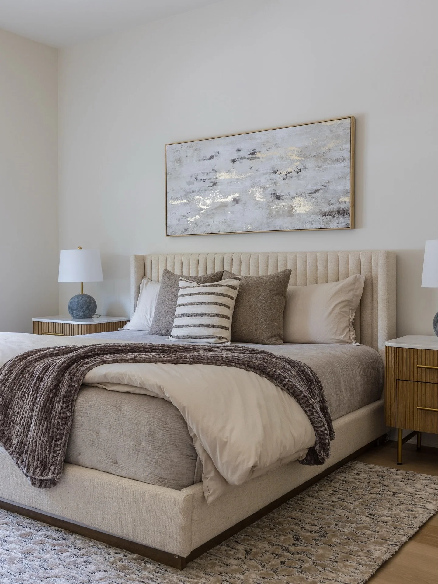 Cozy comfort meets quiet minimalism. A perfect space to enjoy slow mornings.

Builder: @momenthomes 
Photography: @ramseybakerphotos_interiors 
Furnishing &amp; lighting: @amyginteriors