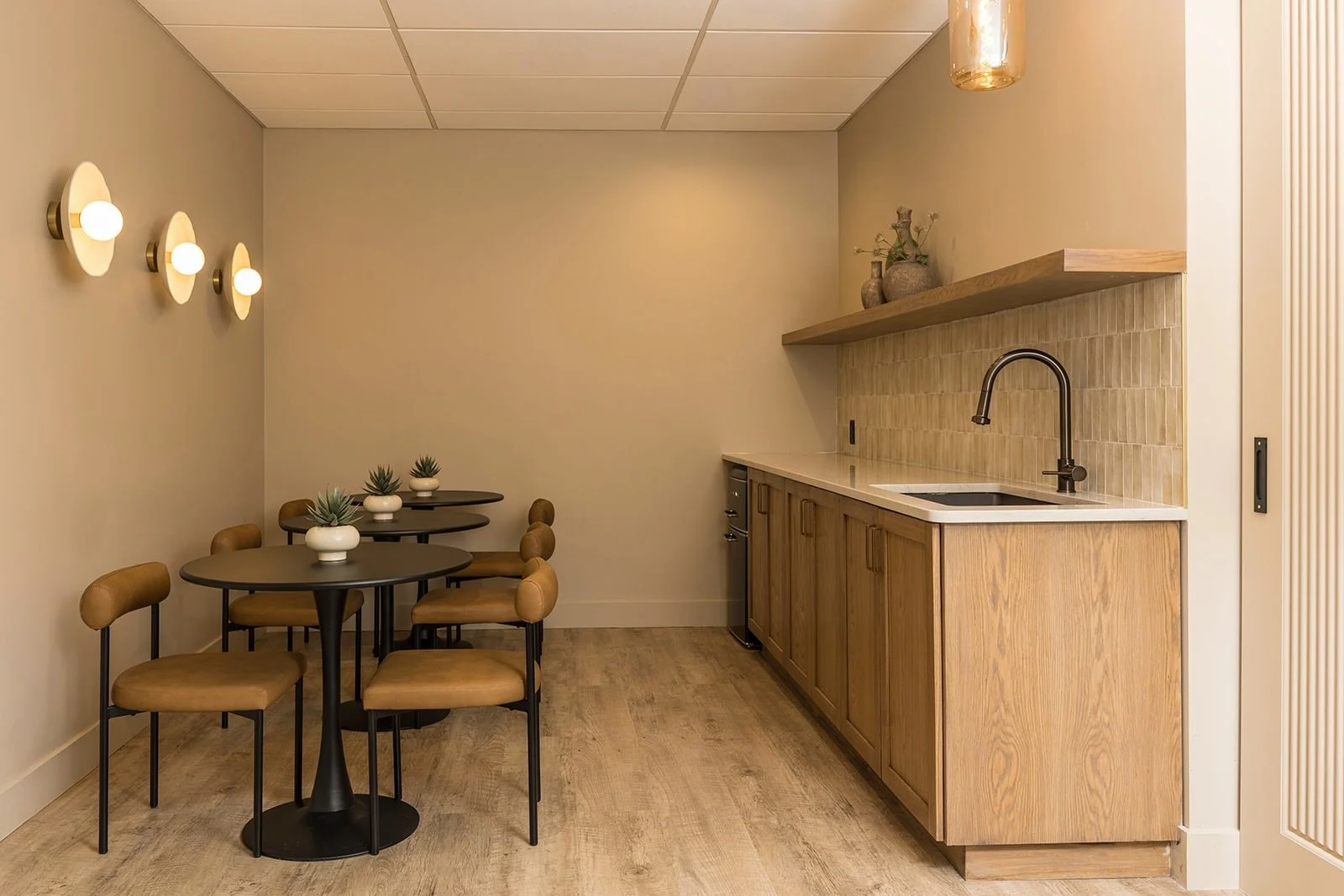 When the employee break room feels just as calm and relaxing as where the clients get their skin treatments it&rsquo;s a beautiful thing. I can&rsquo;t wait to book my first treatment @aesthete.skin.studio 

Photography @ramseybakerphotos_interiors 
