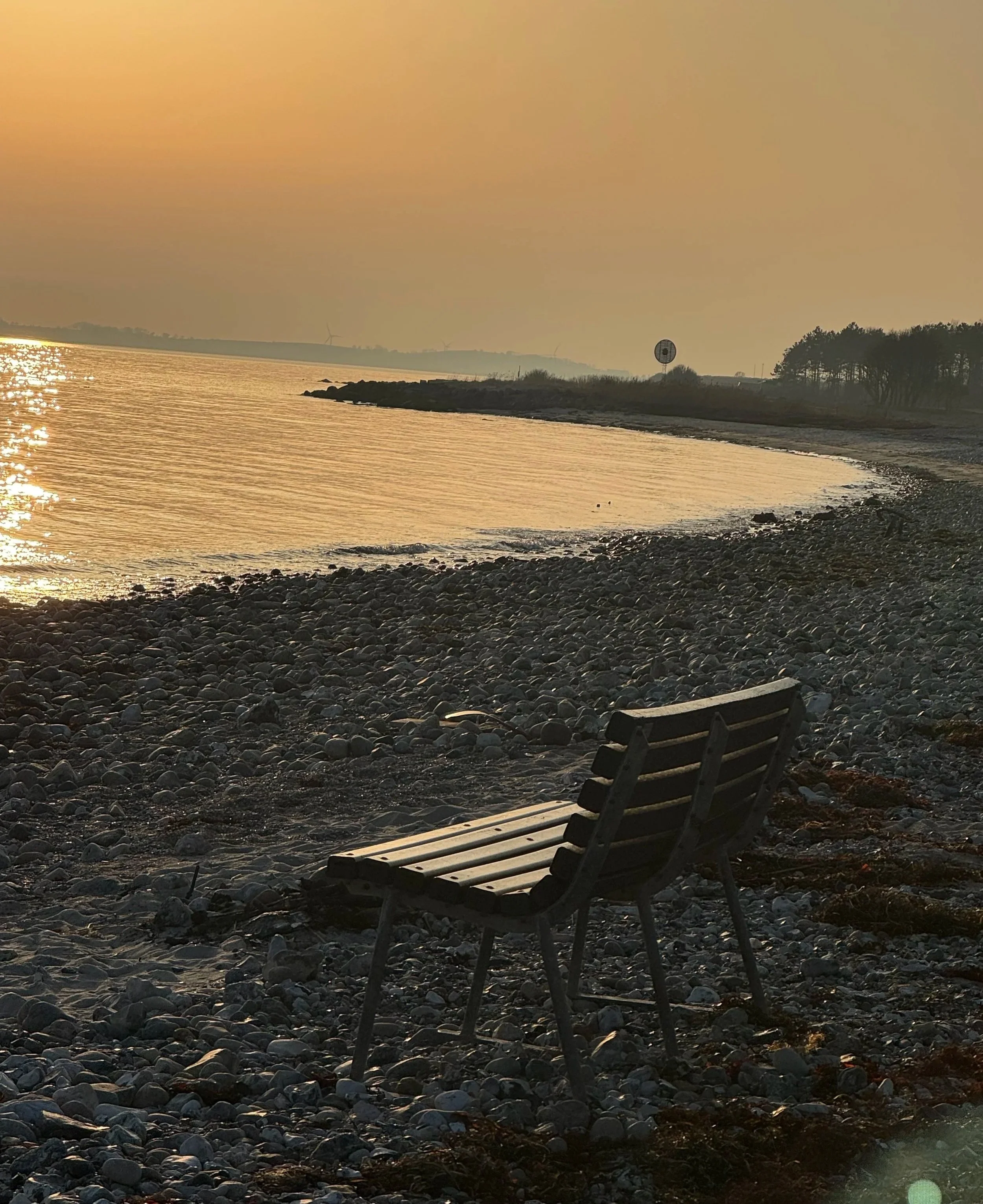 Bænk ved havet på Eriks Hale, Ærø i aftenlys - et øjebliks pause og mellemrum