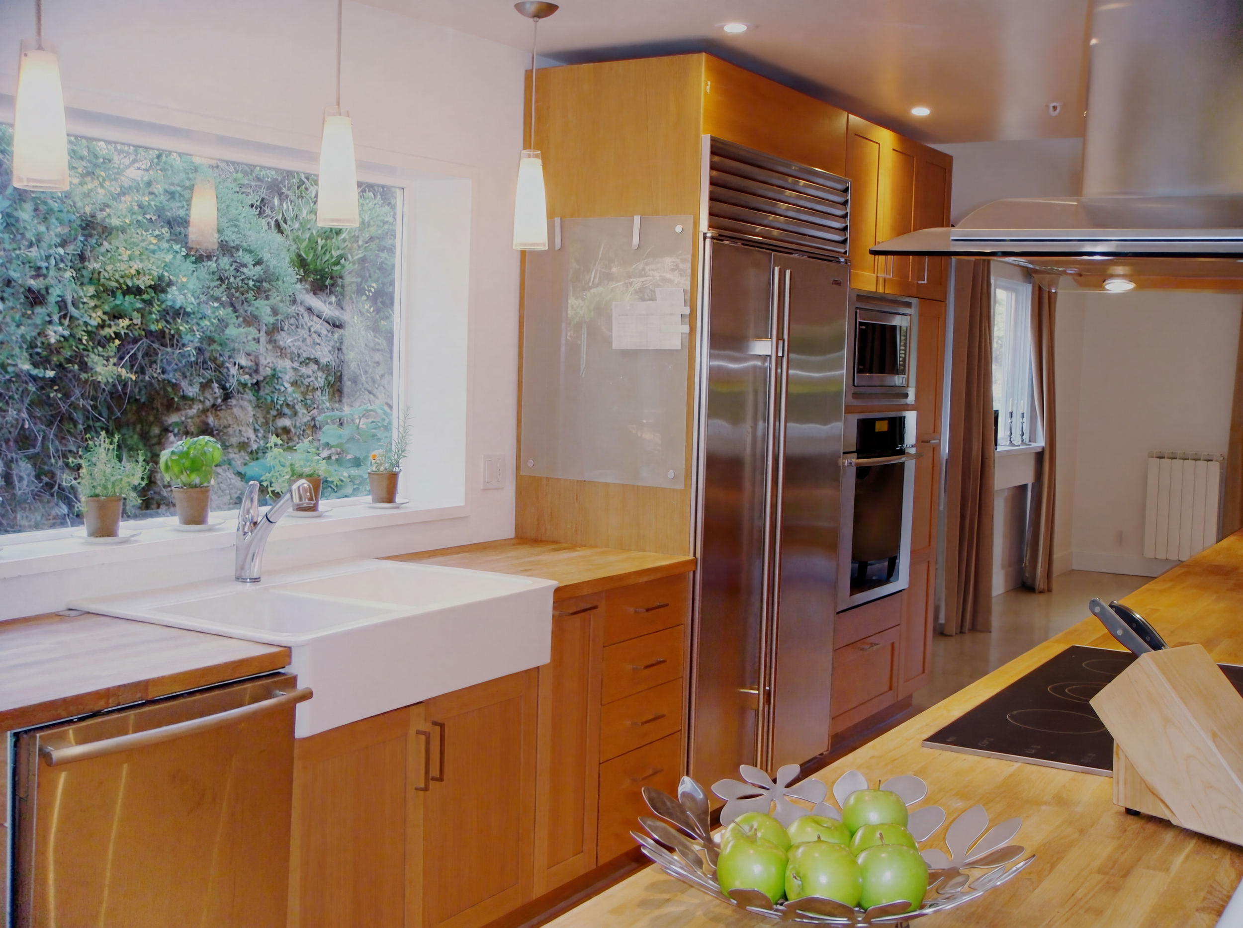 Firefly_REMOVE CUTTINGBOARD BY THE WINDOW AND REMOVE TOYS ON THE FLOOR 766961.png