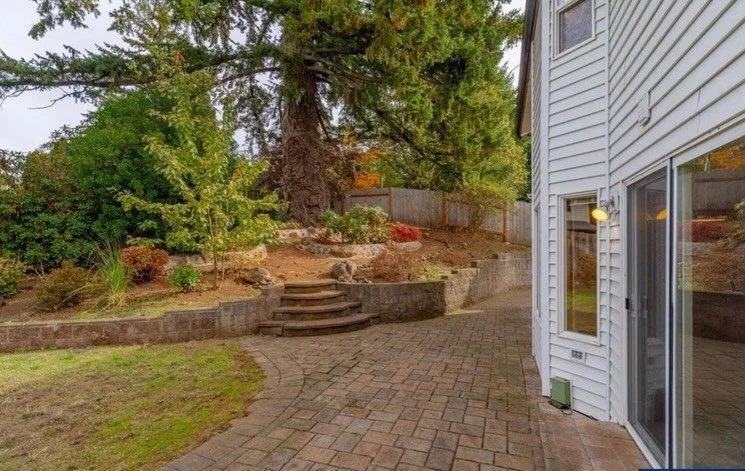 Back patio gatherings in the summer are waiting for you at our Fort Rock Listing! A beautiful family home ready to move in! Open House today 4:00-6:00!
#oregonrealestate #simnitthouseandhome #willamettevalleyrealestate
