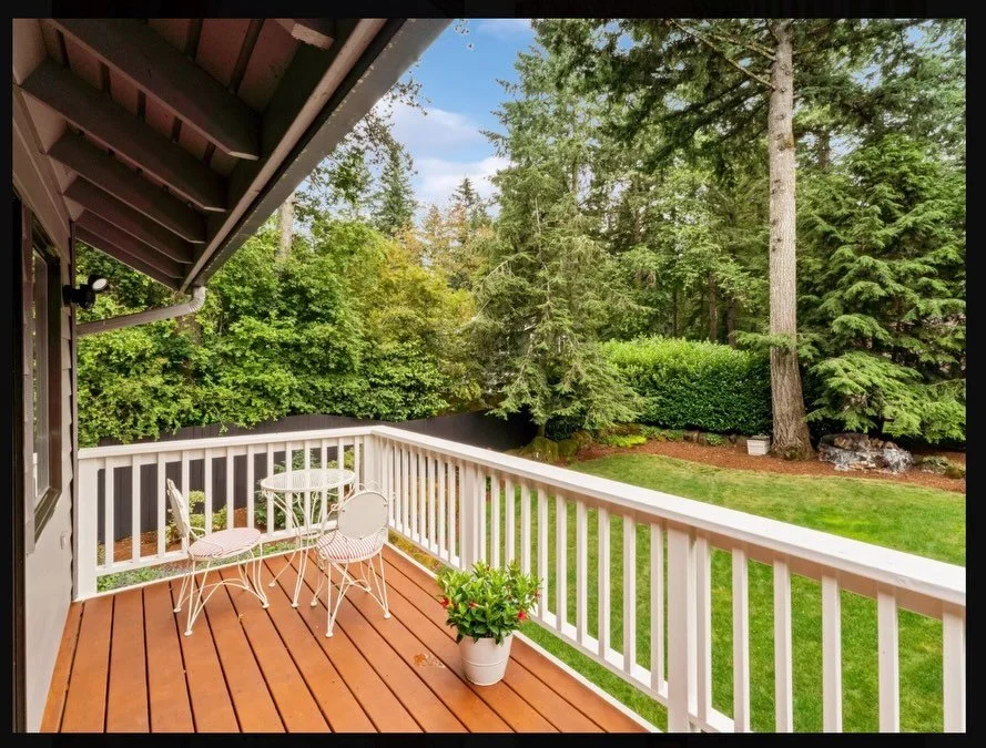Spring in the valley is something special! This backyard oasis in our Lake Oswego listing is so beautiful! #lakeoswego #simnitthouseandhome #lakeoswegorealestate