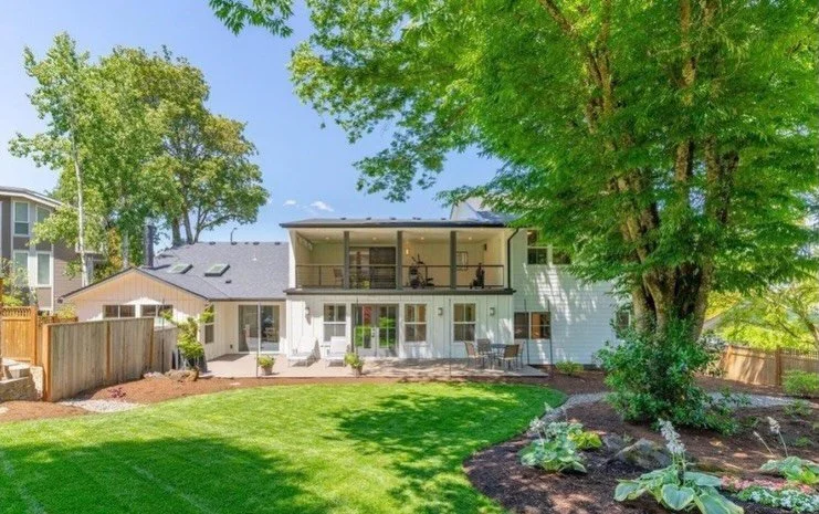 Backyard space like an oasis&mdash; this beautiful home is designed for retreat, family, space, and entertaining! Such a dream 😍 come see Justin today 11 to 1 o&rsquo;clock!
#illaheehillscountryclub #salemoregonrealestate #oregonrealestate
