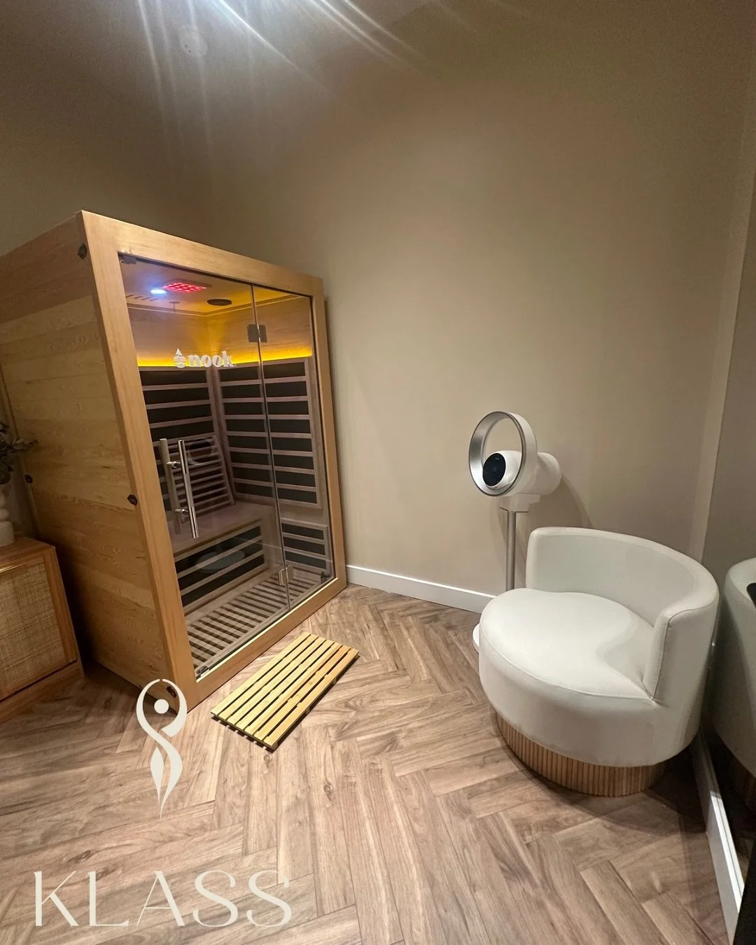 Introducing our Infrared Sauna Room at KLASS ✨ 
A powerful new addition to our studio, designed to compliment your movement practice, support holistic recovery and elevate your wellness experience. 
Our infrared sauna, combined with targeted red li