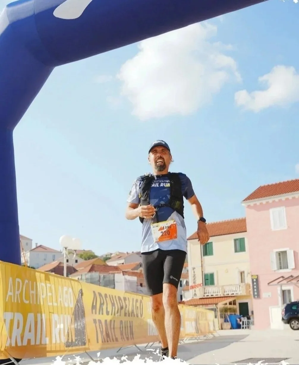 Pieter De Backer running through the finish line