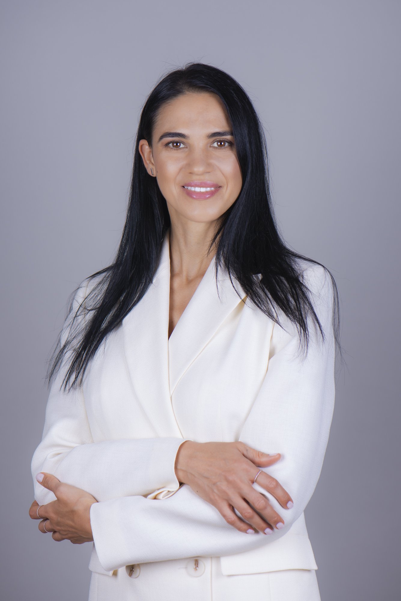 Founder of Berries Miami Regenerative Aesthetics, an expert-led aesthetic studio specializing in regenerative skin health and facial balance.