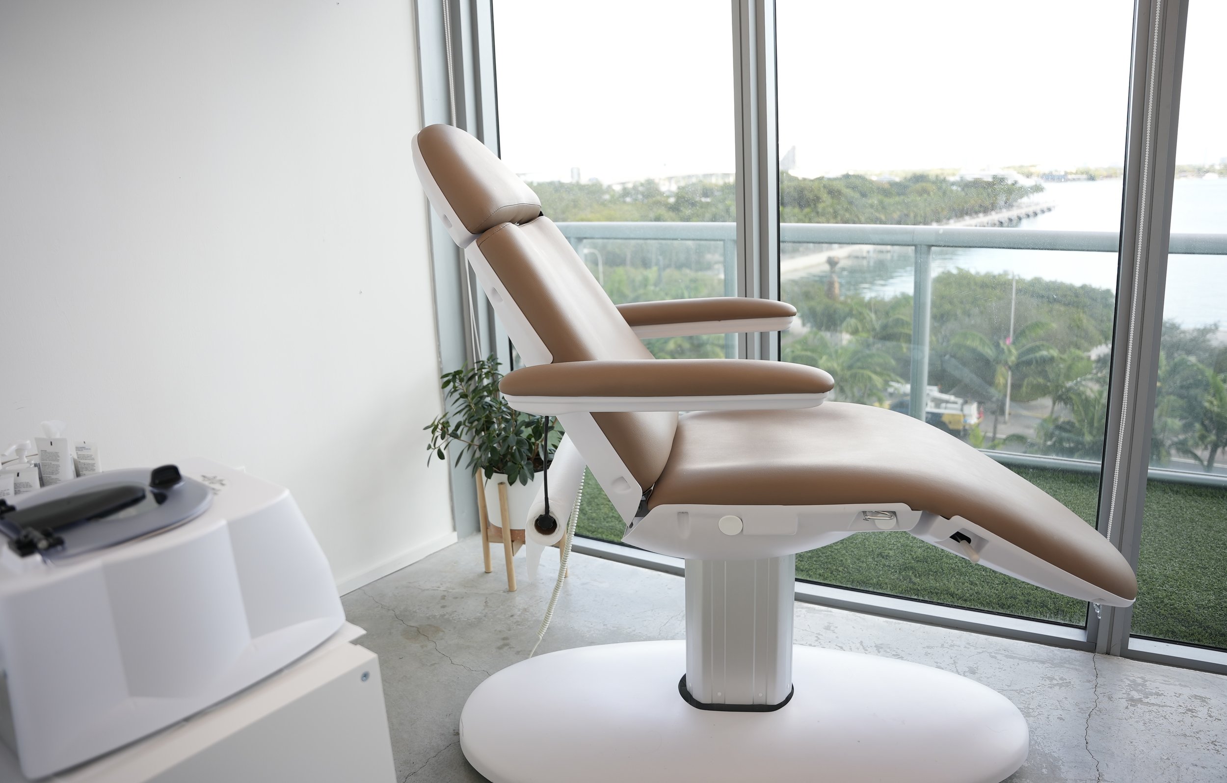 Private aesthetic studio in Miami designed for one-on-one regenerative skin and facial optimization treatments.